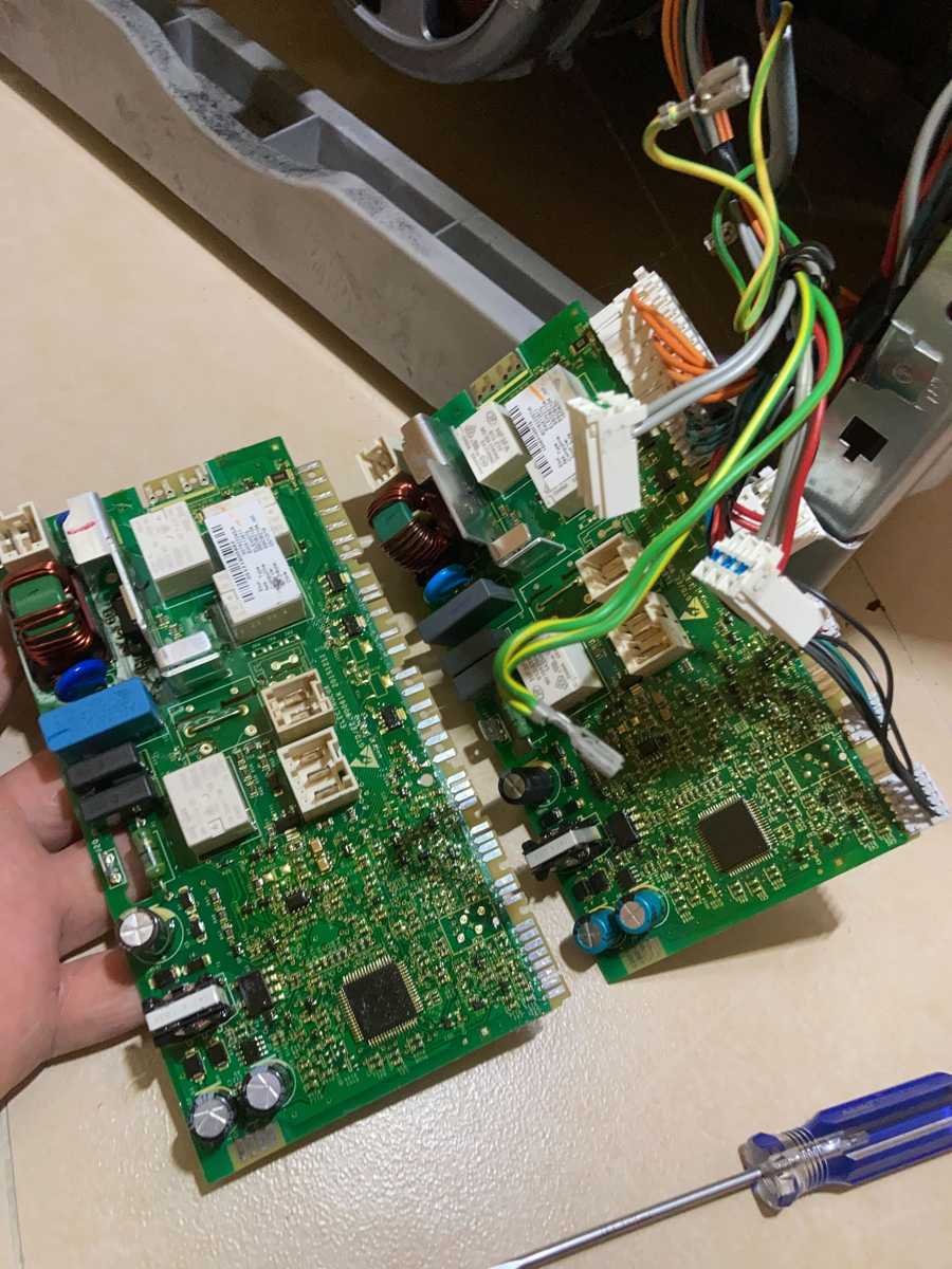 這部Zanussi ZWQ系列洗衣機E20故障碼背後的關鍵：電子板誤判排水問題 🛠️