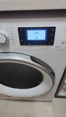 這部 Whirlpool WFCR系列洗衣機F06故障，門鎖卡死衣物困桶幾天😓