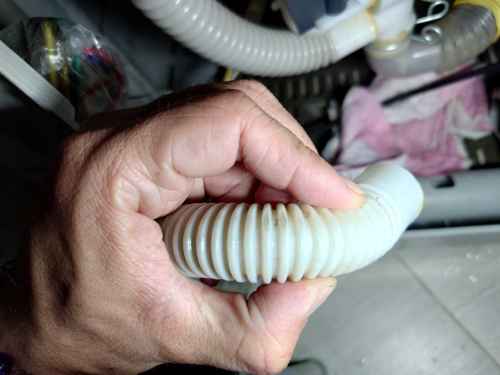 為何這部Baumatic BTWF系列洗衣機中途開始漏水？師傅檢測排水喉裂縫 💧