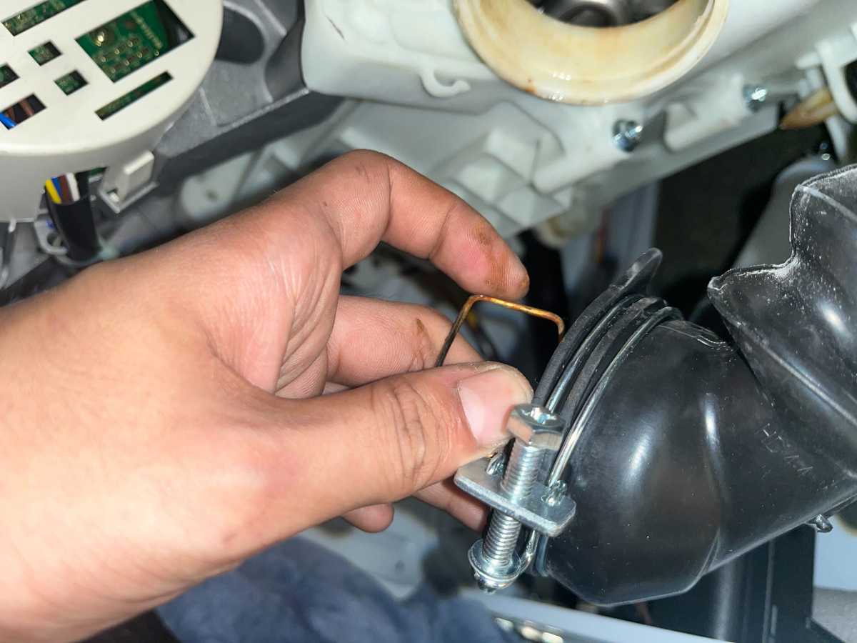 噪音忽來忽去？這部Siemens WS系列洗衣機E21排水失靈背後的牛仔褲卡扣 🤔