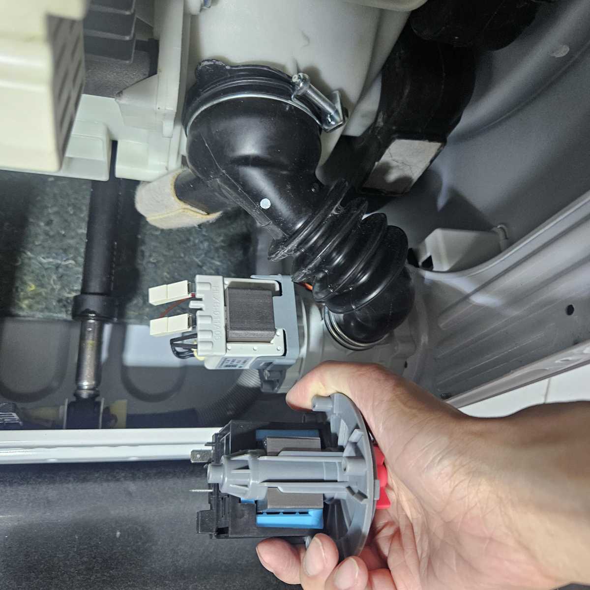 清理過濾器後仍出現E21？這部Panasonic NAS系列洗衣機現場拆換排水泵恢復順暢排水 🌀