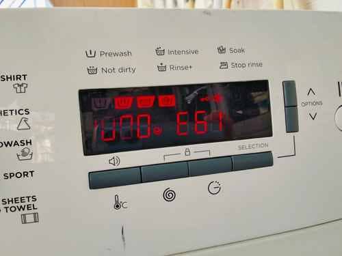 這部Brandt BWF系列洗衣機顯示E61故障碼無法轉動，碳刷磨耗竟已見底🌀