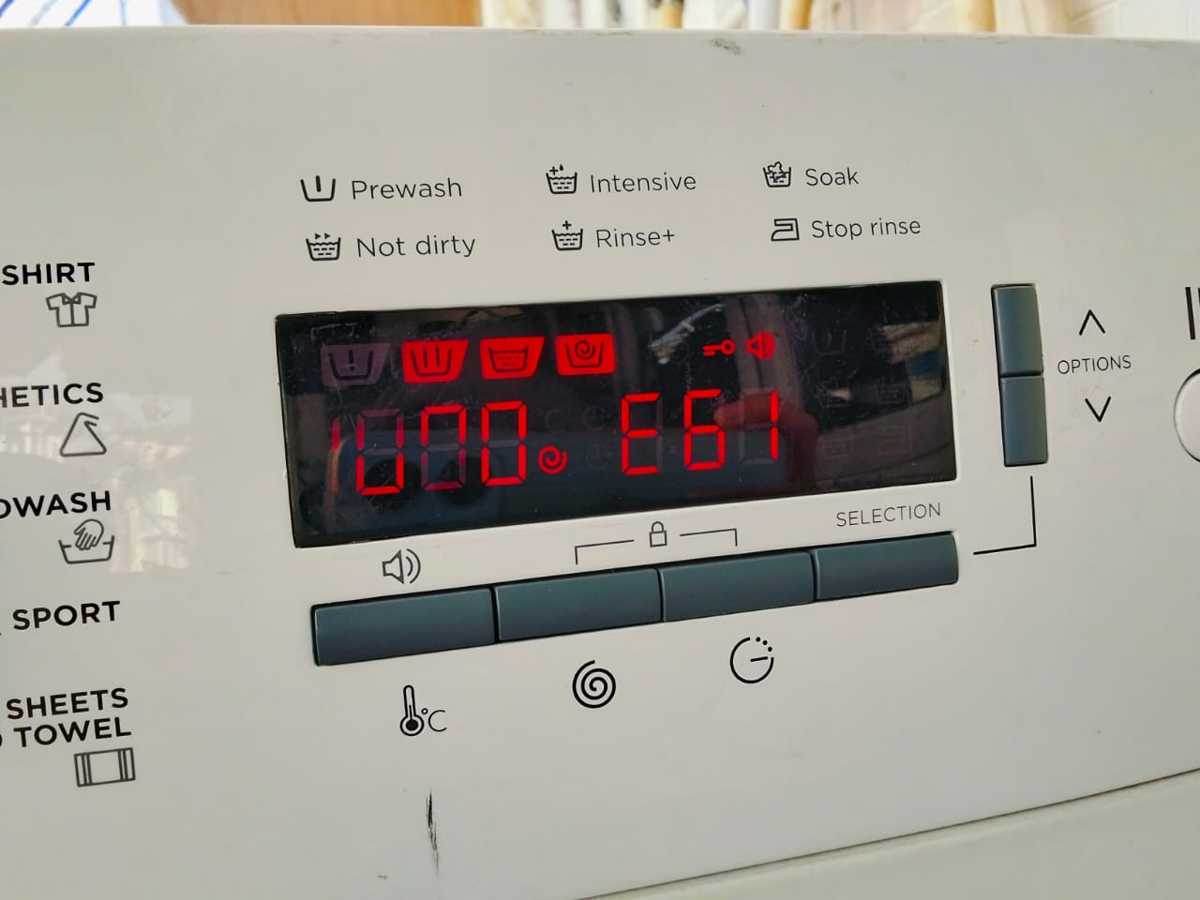 這部Brandt BWF系列洗衣機顯示E61故障碼無法轉動，碳刷磨耗竟已見底🌀