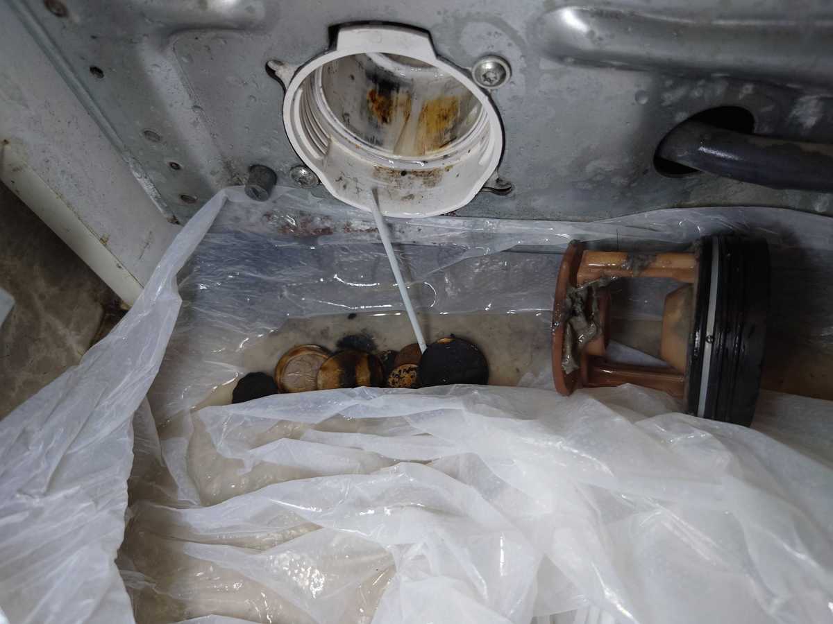 這部西門子WK系列洗衣機因硬幣卡住排水泵而門鎖死，師傅現場快速解鎖 🧲