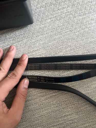 這部De-Dietrich DLZ系列洗衣機因厚重毛氈負荷皮帶滑脫，滾筒不轉 🧺
