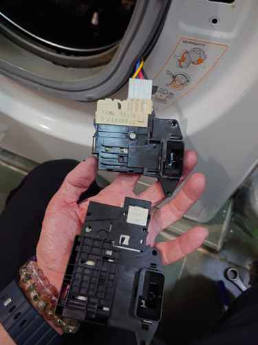 拆機見真章—這部LG FC系列洗衣機dE1故障源自門勾斷裂🌀