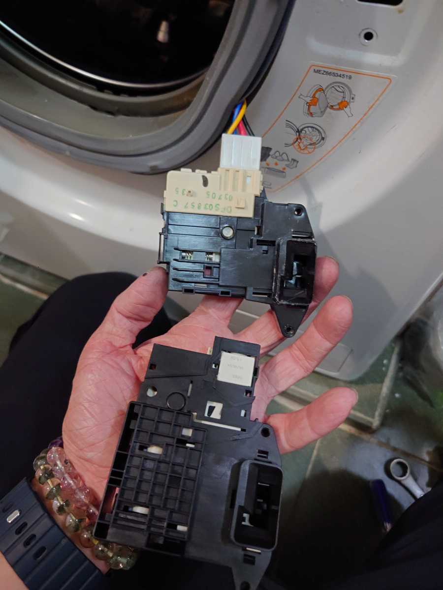 拆機見真章—這部LG FC系列洗衣機dE1故障源自門勾斷裂🌀