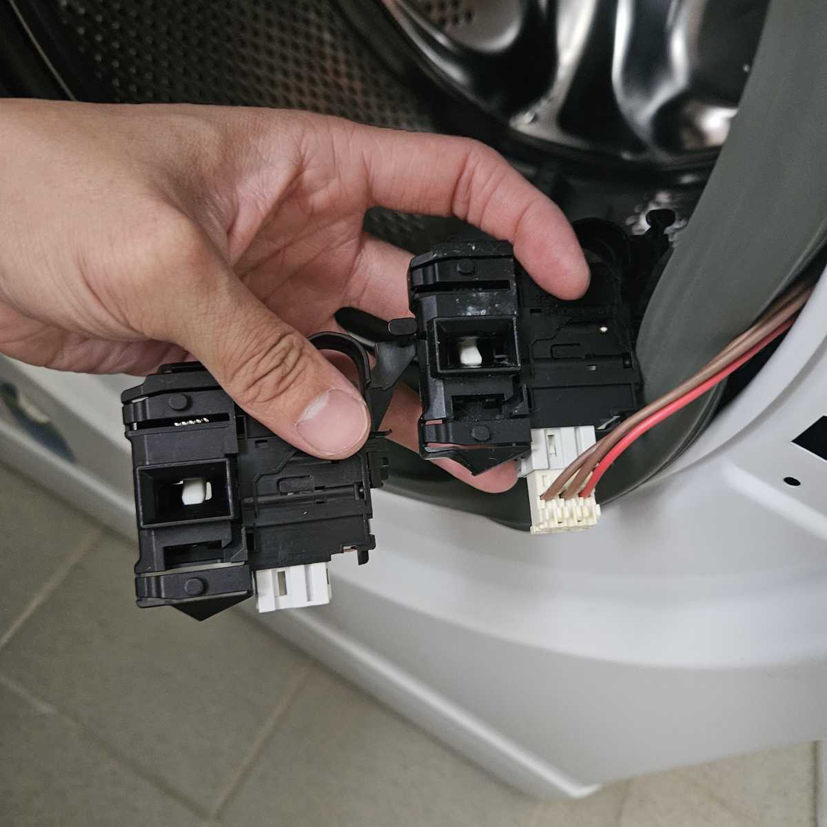 客戶衣物被困：這部Whirlpool WFCR系列洗衣機F06門鎖掣案例拆解💡
