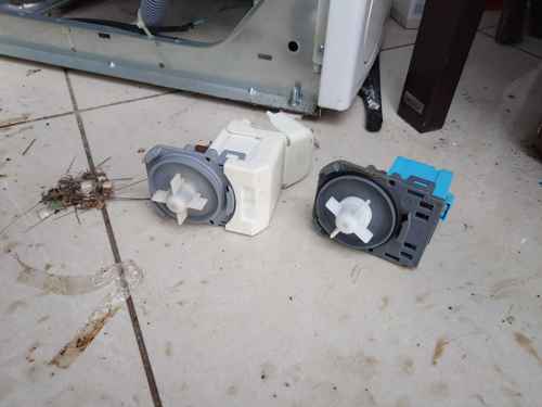 這部Whirlpool AWE系列洗衣機Clean Pump燈亮起、排水停頓，師傅到府拆機找出卡住的褲頭帶🧩