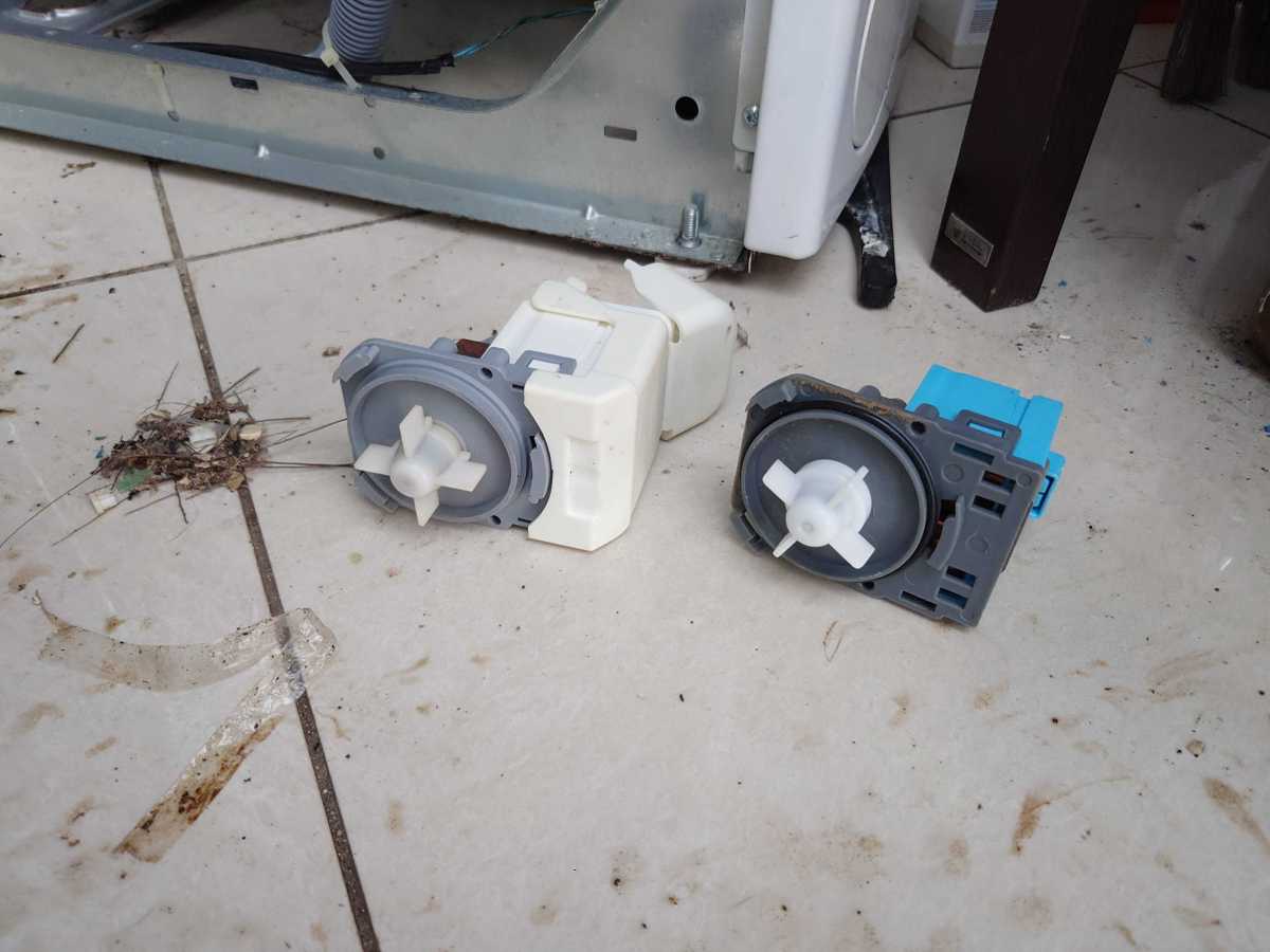 這部Whirlpool AWE系列洗衣機Clean Pump燈亮起、排水停頓，師傅到府拆機找出卡住的褲頭帶🧩