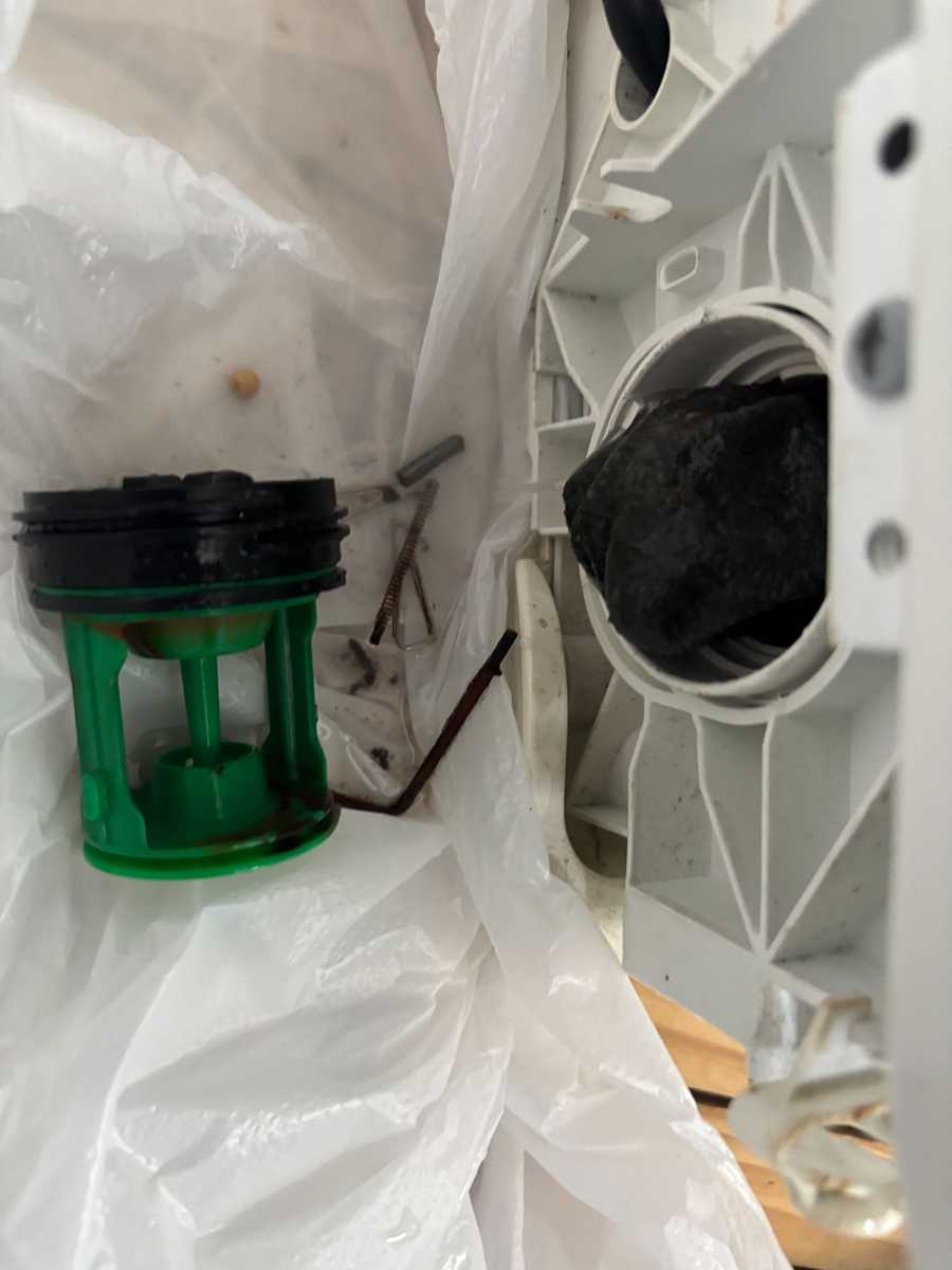 這部Brandt WTD系列洗衣機為何突然顯示D02？竟是襪子與硬幣搞的鬼🤔