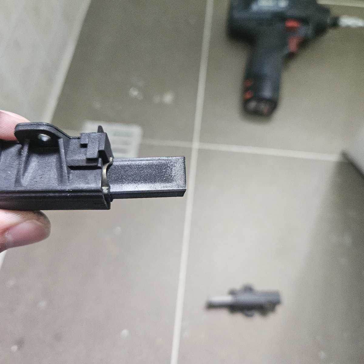 這部Zanussi ZWQ系列洗衣機為何在脫水階段停轉？摩打碳刷受潮成元凶 🤔