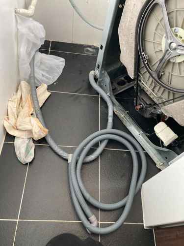 這部Indesit TIDW系列上置式洗衣機排水喉竟因窗邊長期曝曬斷裂 🌞