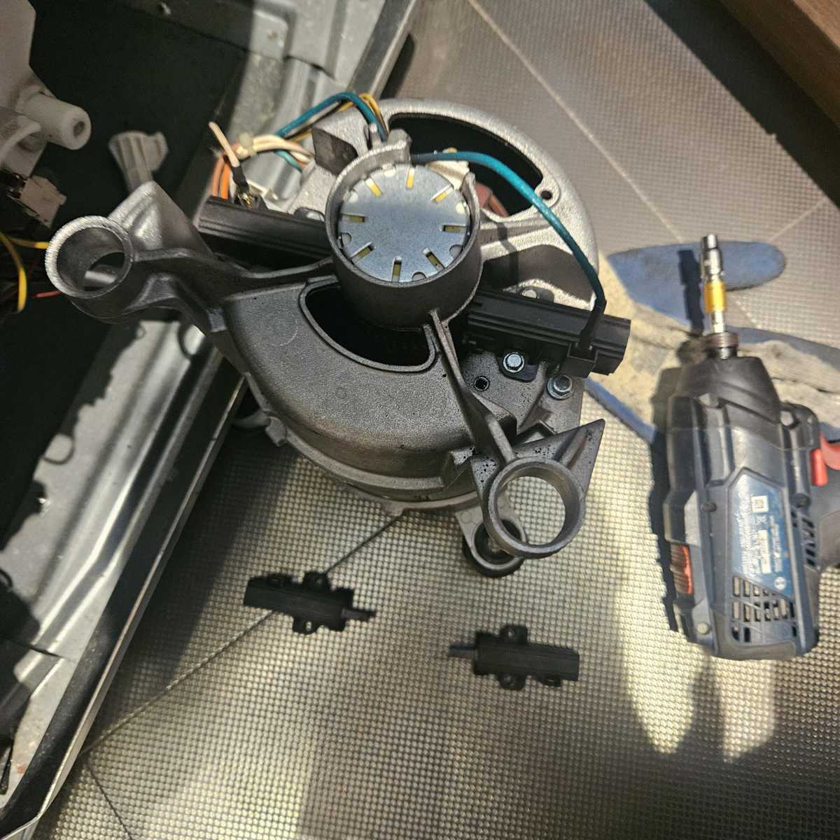 衣服被鎖機內？這部西門子WD系列洗衣機E11＋E13排除歷程🧩