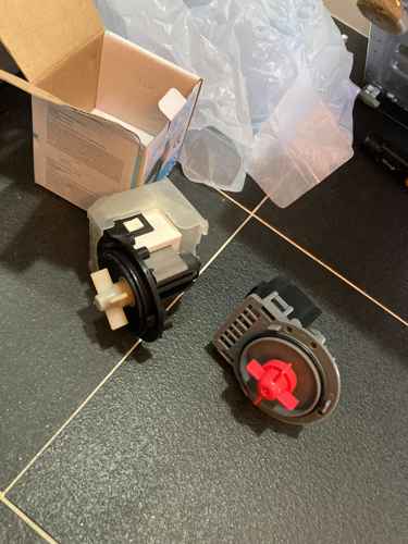 當0E故障來襲：這部LG WFT系列洗衣機現場更換排水泵的暖心瞬間🛟