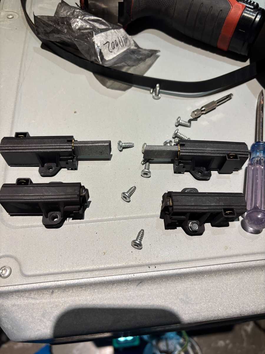 這部西門子WK系列洗衣機E12故障碼閃現，碳刷耗盡讓滾筒停擺⚡