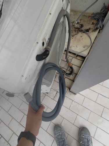 這部Samsung WD系列洗衣機在天台風吹10年後，排水喉竟脆裂漏水 🌀