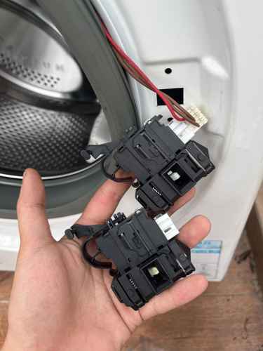 為何這部惠而浦CFCR系列洗衣機在天台雨後F06故障頻現？師傅現場還原原因 🤔