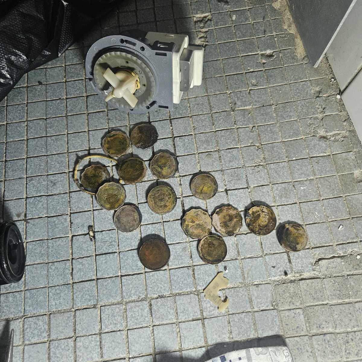 這部Candy GVS系列洗衣機E03排水失靈，銀仔卡住才知禍首 🪙