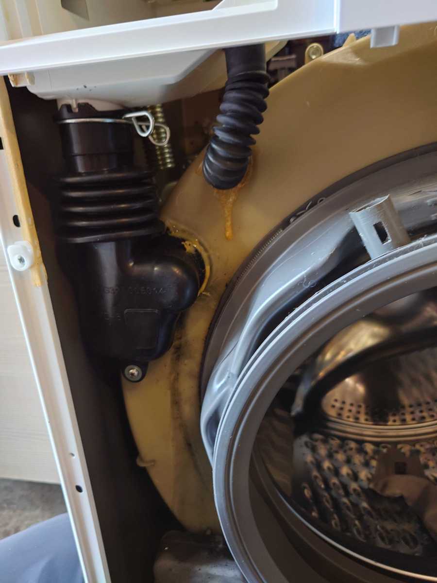 這部惠而浦WRAL系列洗衣機一開機就漏水，客戶自備梘喉急救💦