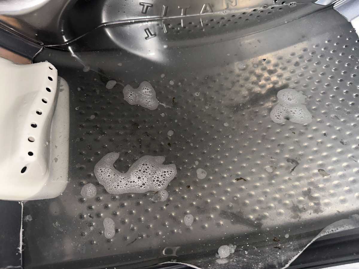 租屋新居，清洗專員揭開這部Whirlpool前置式洗衣機的隱藏污漬🦠
