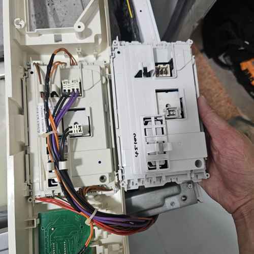 這部惠而浦AWO系列洗衣機突然全機無反應？師傅現場測電換電子板恢復活力🌱
