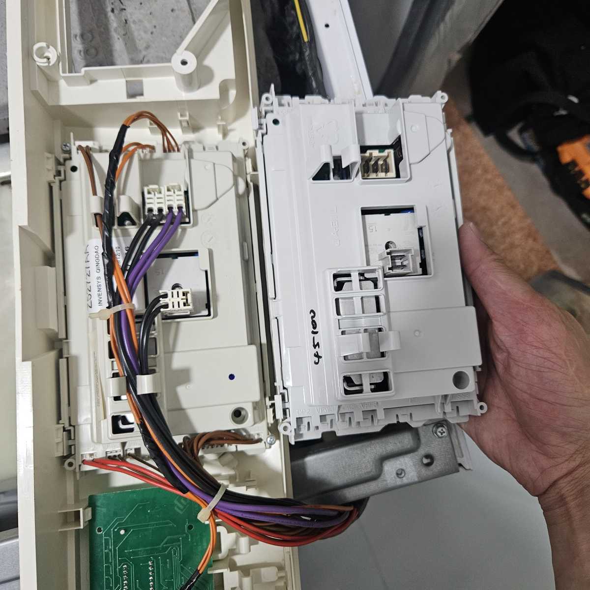 這部惠而浦AWO系列洗衣機突然全機無反應？師傅現場測電換電子板恢復活力🌱