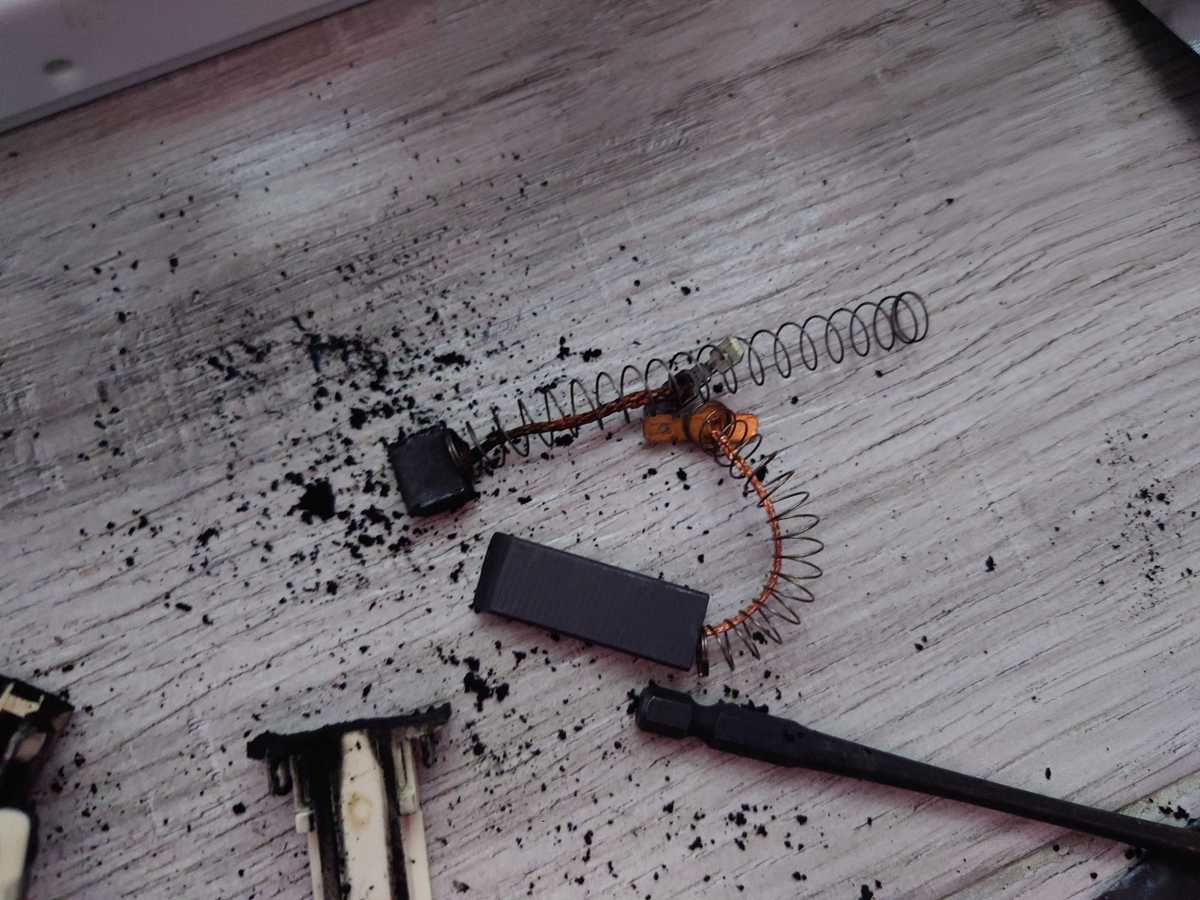 這部西門子WM系列洗衣機高頻使用七年後，摩打碳刷竟全磨光了 😲