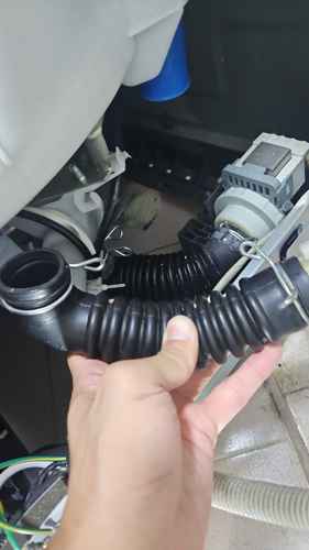 這部東芝AWK系列洗衣機排水時底部偷偷滲水？師傅發現關鍵小孔🧐