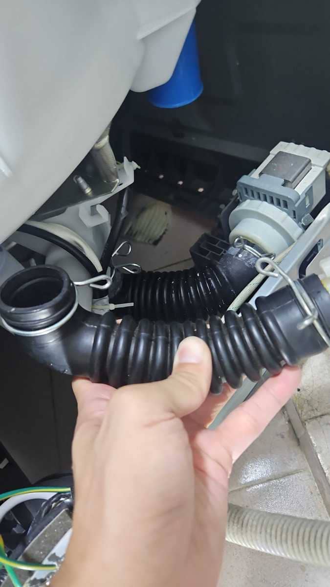 這部東芝AWK系列洗衣機排水時底部偷偷滲水？師傅發現關鍵小孔🧐