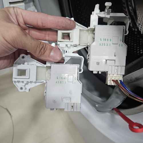 門鎖突然卡死，這部西門子WD系列洗衣機E13原因剖析🔍
