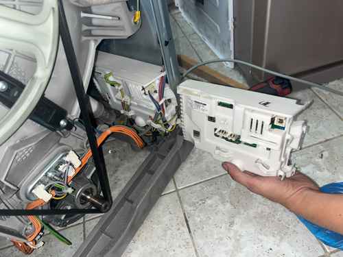 全家鬆一口氣，這部Zanussi ZWY系列洗衣機換板後恢復運作⚡