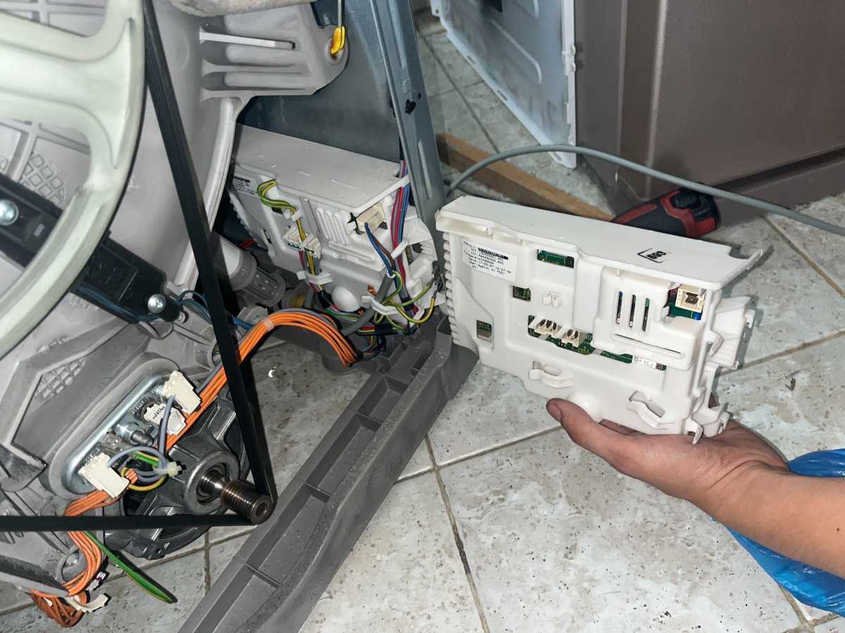 全家鬆一口氣，這部Zanussi ZWY系列洗衣機換板後恢復運作⚡