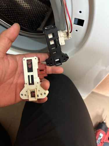 這部Brandt 白朗WFA系列洗衣機3H故障燈閃不停？換上新門鎖掣後重拾洗衣動力😉