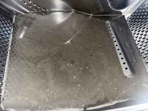 嘗試多種清潔用品無效：勞先生的這部Whirlpool前置式洗衣機髒汙現形🧽