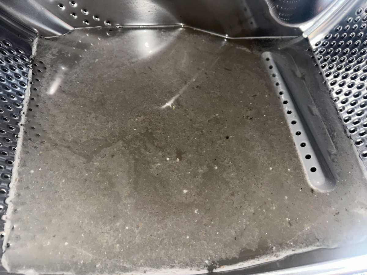 嘗試多種清潔用品無效：勞先生的這部Whirlpool前置式洗衣機髒汙現形🧽
