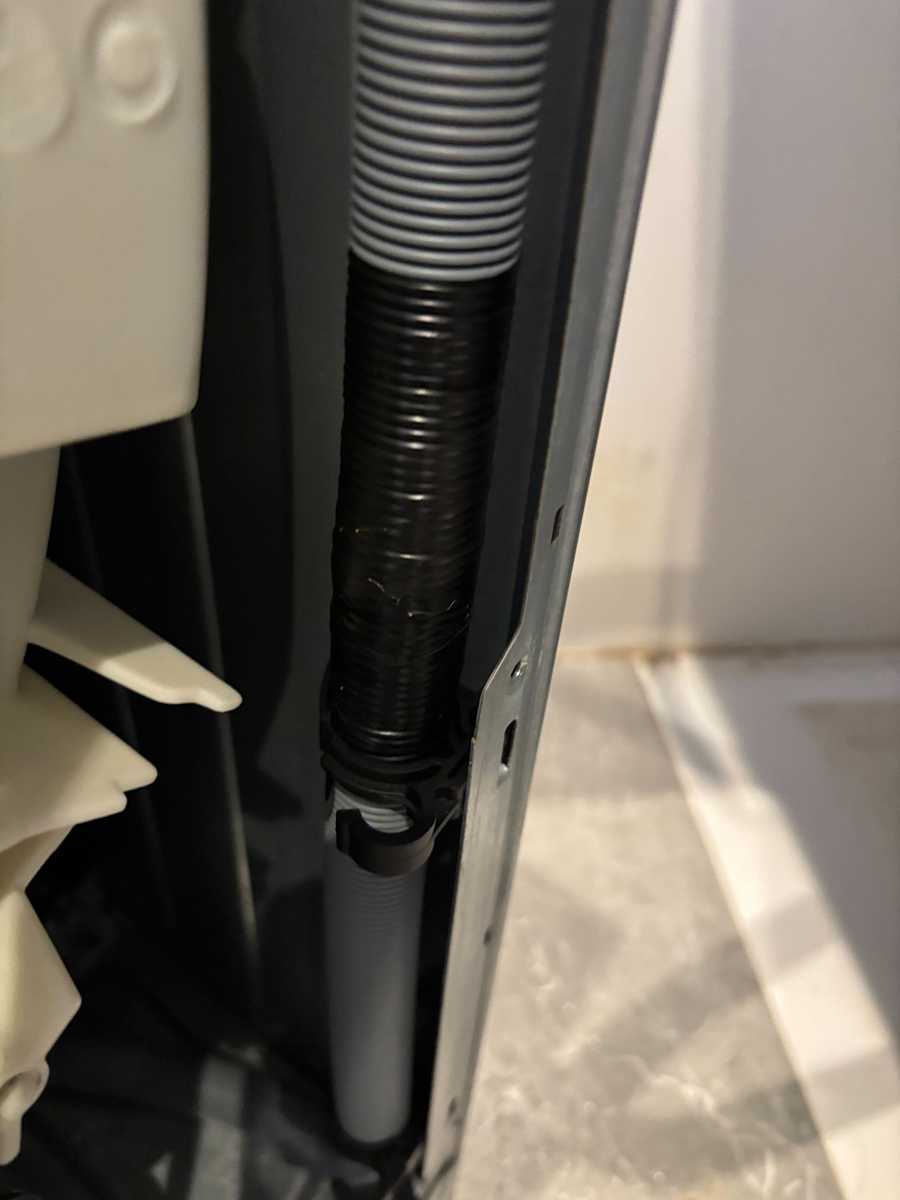 這部西門子WK系列洗衣機洗大被時中途滲水，師傅揭排水喉裂痕真相💦