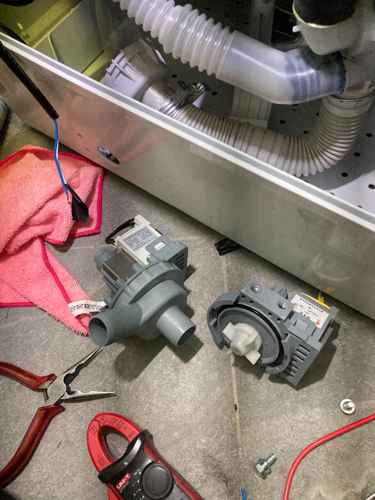 半年新機為何突然不排水？師傅拆開這部Hitachi NW系列洗衣機發現排水泵異常 💧