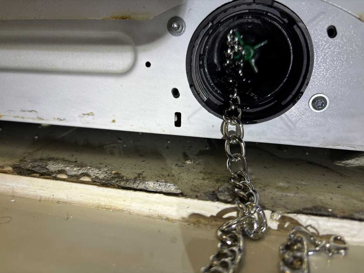 這部惠而浦AWC系列洗衣機排水泵被頸鏈纏住，濕衣服堆滿家中 😭