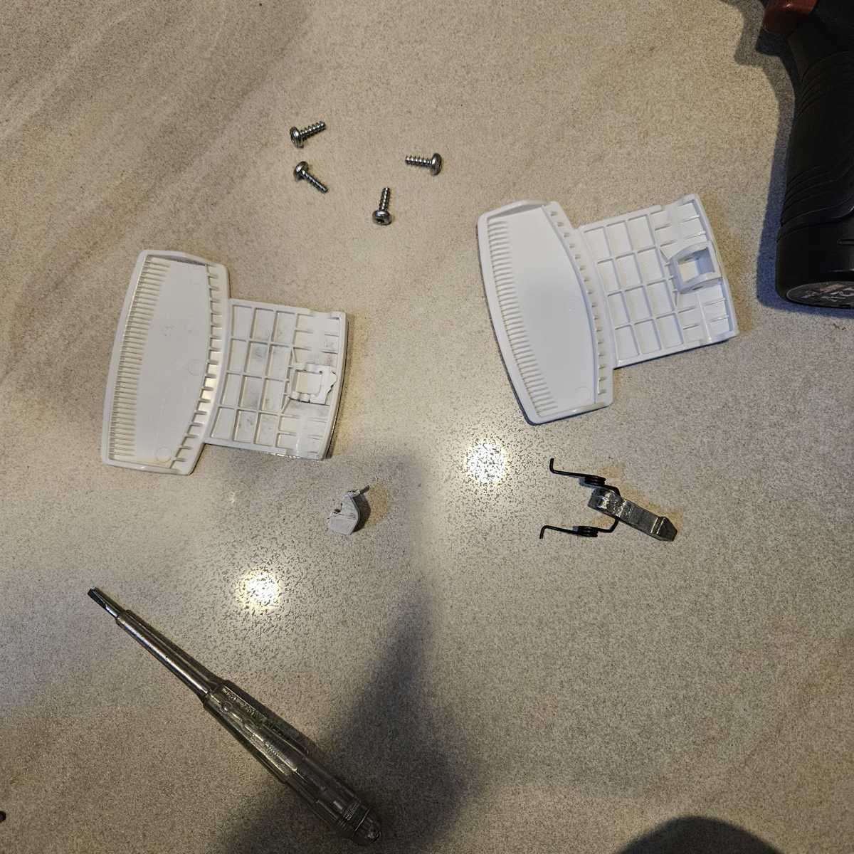 從拍照到備料，3個步驟讓這部Bauknecht BKWD系列洗衣機門把手恢復順暢 🤏