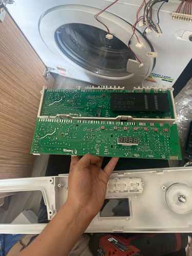 這部西門子WK系列洗衣機E13故障碼：從門鎖噠噠響到電子板損壞排查🕵️