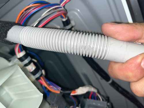 師傅現場傾斜檢測這部 Panasonic NA系列洗衣機，竟揭開排水喉磨穿真相 🤔