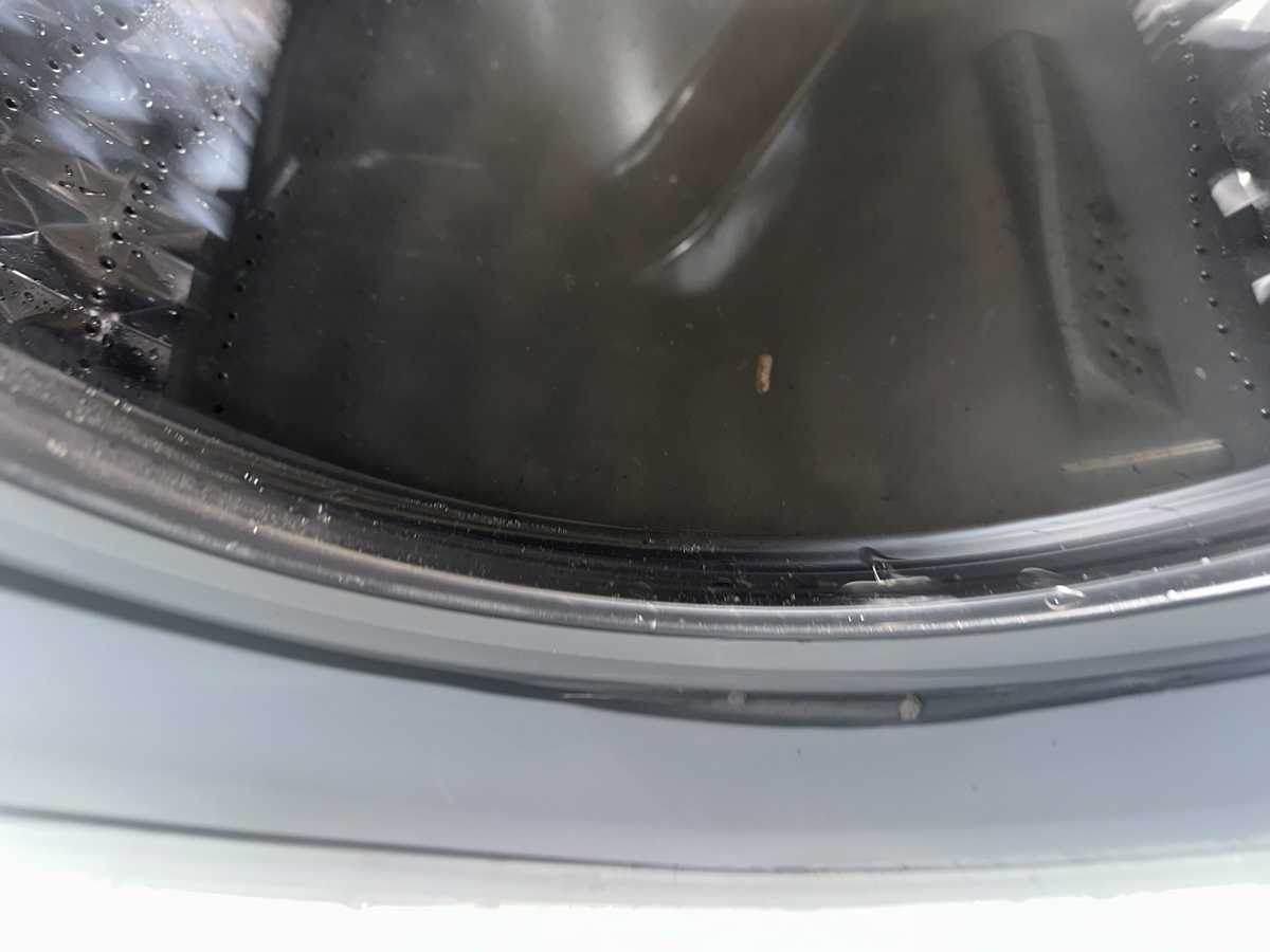衣服出現黑色微粒時，這部Samsung前置式洗衣機如何在兩小時內徹底清潔🧽
