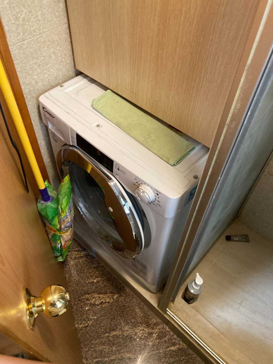 這部Candy洗衣機藏在浴櫃後，師傅現場破解按鍵不回應 🏠