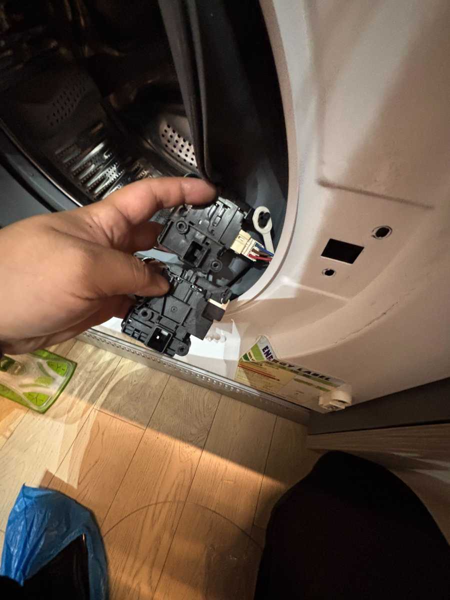 這部Baumatic BWDI系列洗衣機Err1卡死門鎖，師傅快速解鎖經歷🔑