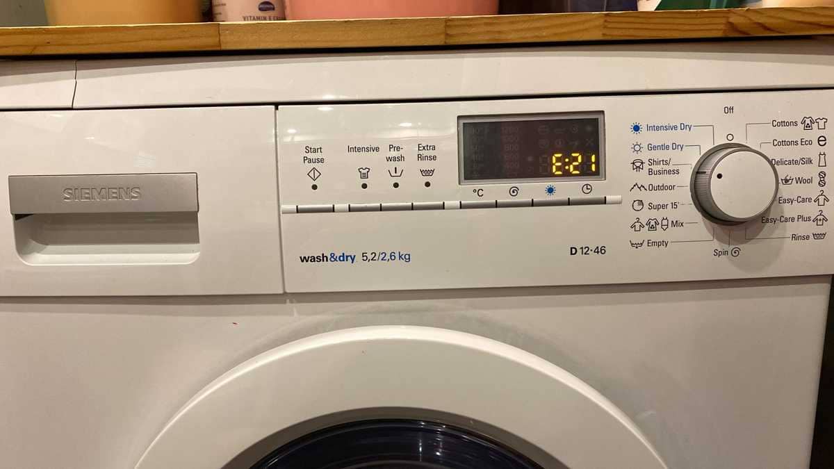 這部西門子WD系列洗衣機E21故障碼現場更換摩打碳刷，恢復運轉如初🤔