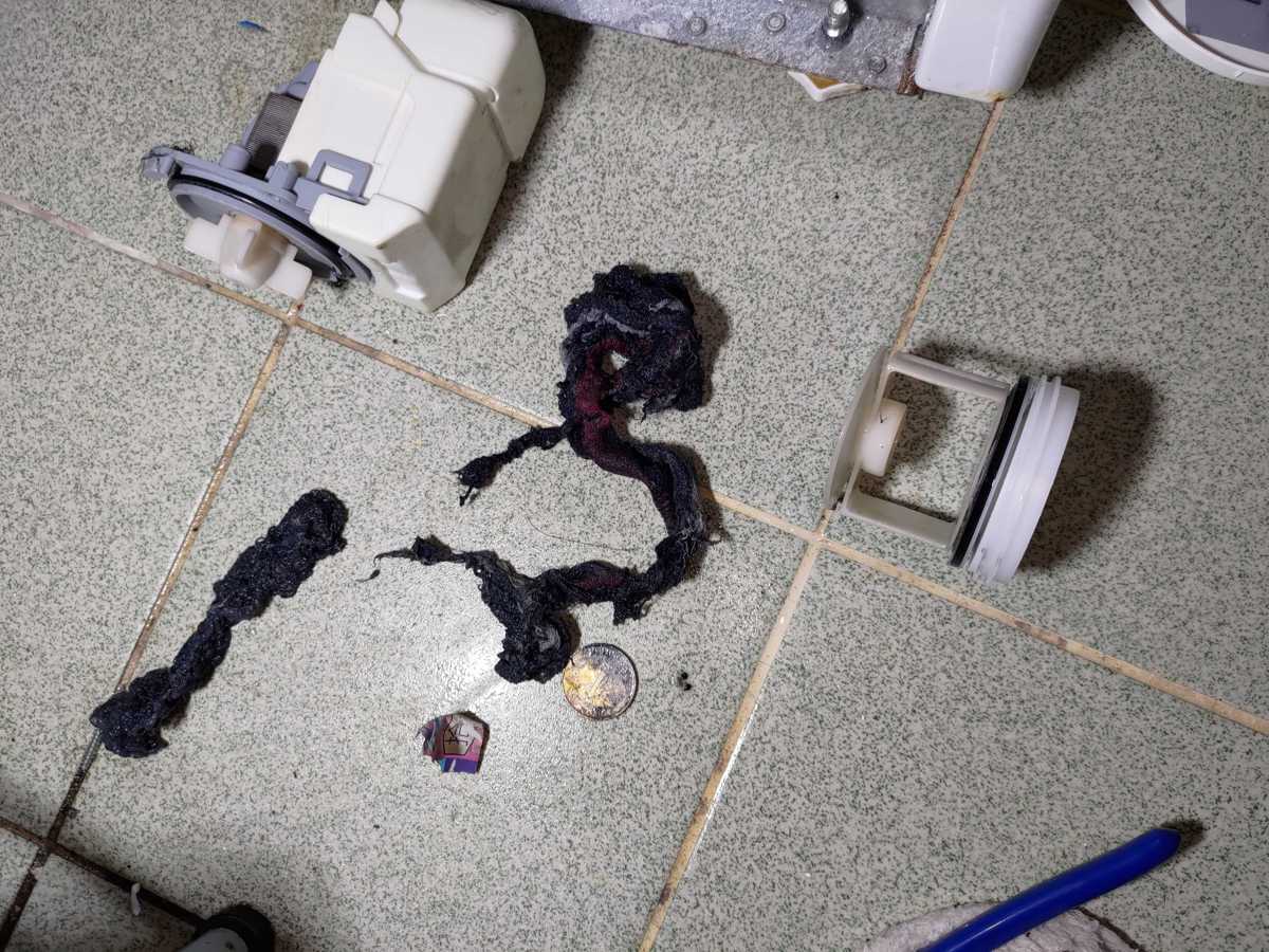 硬幣破報紙堵塞排水泵，這部Whirlpool TDLR系列洗衣機終於擺脫漏水困擾 💦