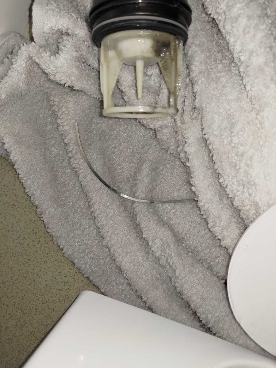 這部西門子WS系列洗衣機E21停擺？竟是內衣鋼圈卡住排水泵 🤔