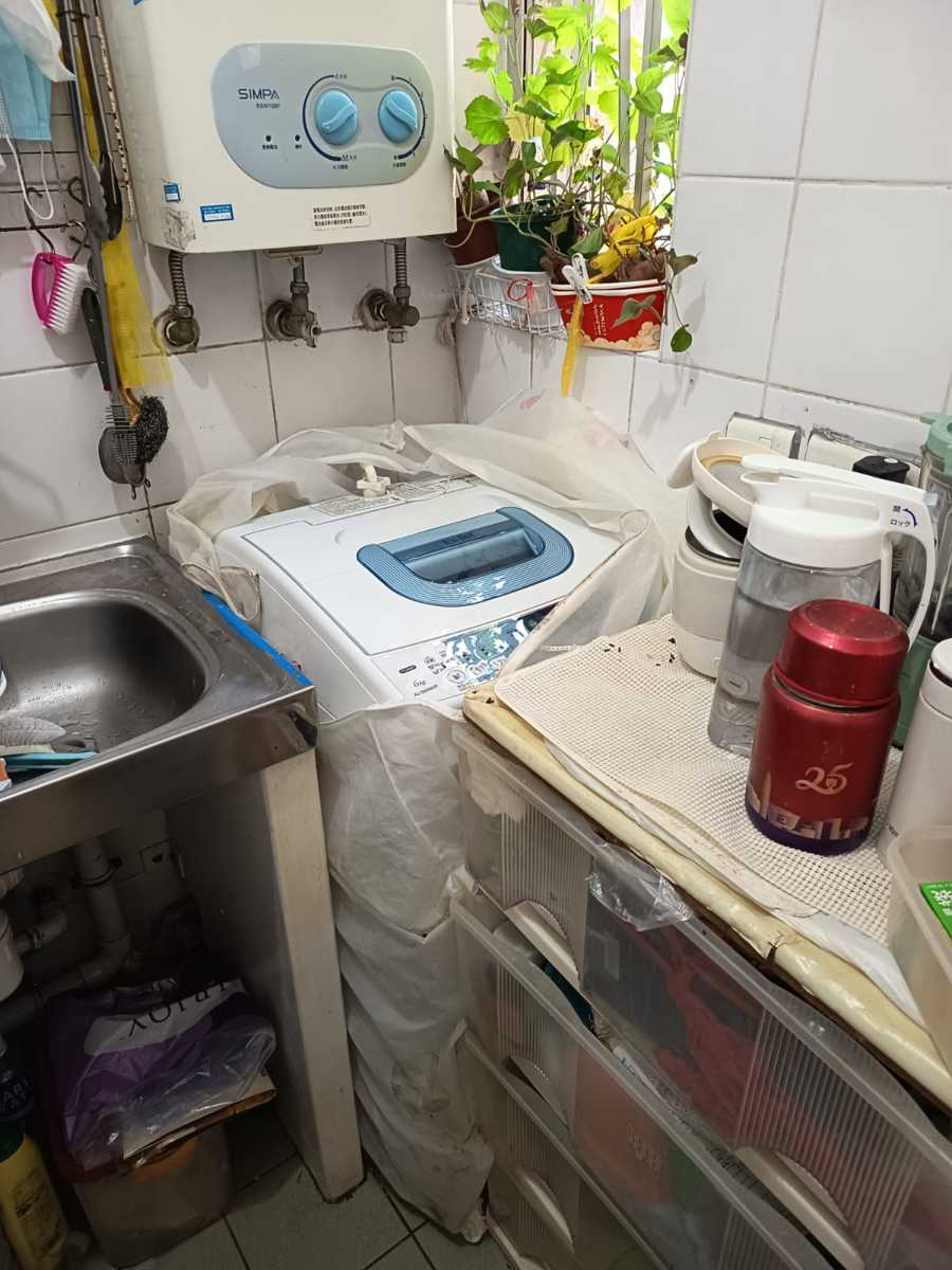 搬開小櫃才能修好？這部Hitachi AJS系列洗衣機硬幣卡塞導致不排水 💧