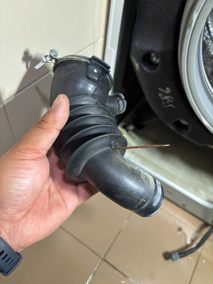 尷尬現場：客人忘抄褲袋，這部LG WF系列洗衣機竟被牙籤堵住缸底喉 😅